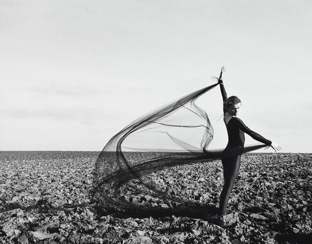Photographe et mod&egrave;le, Florence Boisson propose une photo d&rsquo;art moderne, contemporaine, consacr&eacute;e &agrave; la femme, &agrave; la nature, &agrave; la danse et &agrave; l&rsquo;expression corporelle. A travers huit galeries de photos d&rsquo;art noir et blanc et couleur, d&eacute;couvrez Florence Boisson, artiste photographe et son &oelig;uvre d&eacute;di&eacute;e au corps, au mouvement, &agrave; l&rsquo;expression des sens et de la sensibilit&eacute; &agrave; fleur de peau, une collection de photos artistiques hommage aux travaux d&rsquo;Isadora Duncan et Lo&iuml;se Fuller, une photographie d&rsquo;art qui magnifie le voile et les pliss&eacute;s pour rendre visible l&rsquo;invisible et exprimer les sentiments les plus intimes de la cr&eacute;ation artistique. Visitez les 8 galeries des collections photos d&rsquo;art de Florence Boisson, artiste et photographe intitul&eacute;es : danse avec le foehn, rencontre avec le vent, soleil couchant, je suis un tube. Plongez dans une photographie artistique et des textes &agrave; explorer et parcourir dans mod&eacute;ration