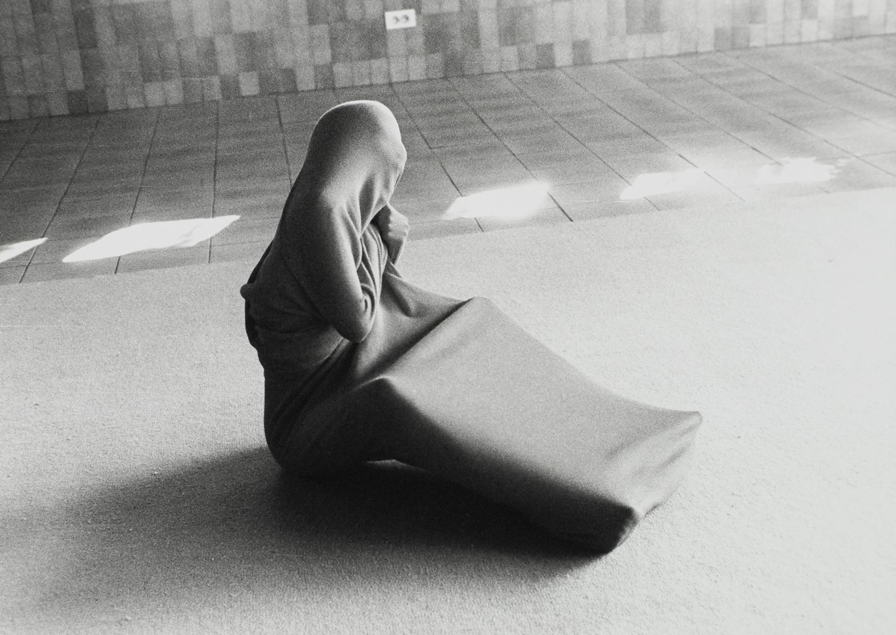 Galerie photo d&rsquo;art artistique noir et blanc je suis un tube, galerie photos d&rsquo;art artistiques noir et blanc je suis un tube, collection s&eacute;rie photographie d&rsquo;art artistique je suis un tube sign&eacute;e Florence boisson, artiste photographe, florence boisson photographe et mod&egrave;le, photo voile femme, photo contemporraine, photo expression corporelle et conceptuelle, Florence Boisson photographie du corps et du mouvement, photographie de l&rsquo;invisible de la sensibilit&eacute;, photo voile hommage &agrave; Isadora Duncan Lo&iuml;se Fuller, Photo art moderne et contemporain Florence Boisson, Photo d&rsquo;art noir et blanc Photos d&rsquo;art noir et blanc voile femme statue , Florence Boisson photographe artiste