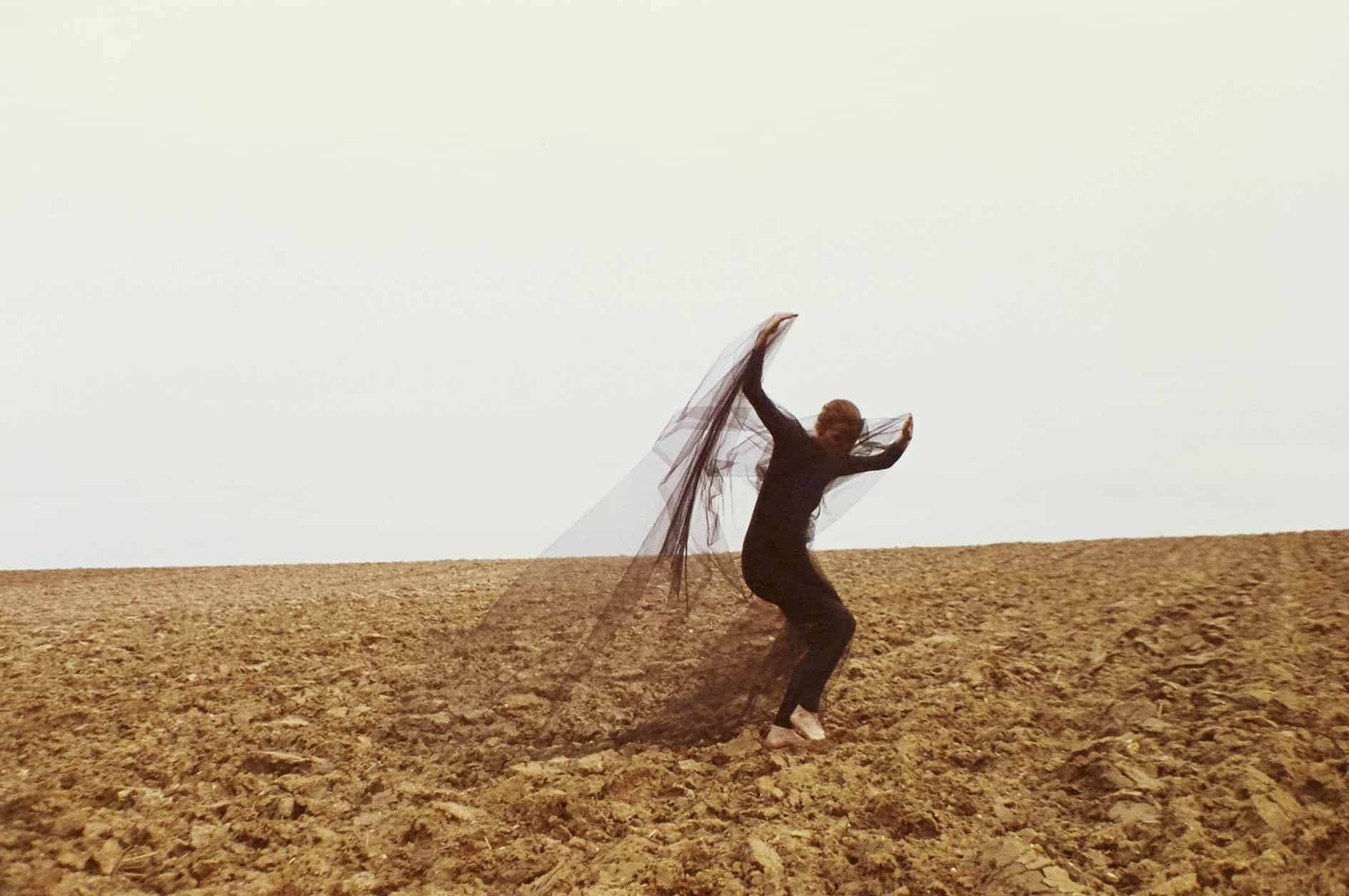 Galerie photos d&rsquo;art artistique rencontre avec le vent voile noir, galerie photo d&rsquo;art artistiques contemporain rencontre avec le vent voile noir, collection s&eacute;rie photographie d&rsquo;art artistique rencontre avec le vent voile noir sign&eacute;e Florence boisson, photographe artiste, florence boisson photographe et mod&egrave;le, photo femme, photo paysage nature, photo expression corporelle et danse, Florence Boisson photographie du corps et du mouvement, photographie de l&rsquo;invisible de la sensibilit&eacute;, photo voile hommage &agrave; Isadora Duncan Lo&iuml;se Fuller, photo champ r&eacute;gion de Fontainebleau, Photographie art femme contemporain et moderne Florence Boisson, Photographie d&rsquo;art contemporain couleur Photos d&rsquo;art contemporain moderne, photographie femme, Florence Boisson artiste photographe